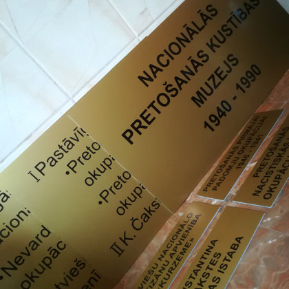 Izkārtnes, aplīmētas plastikāta plāksnes, cena atkarīga no izmēra un sarežģītības.