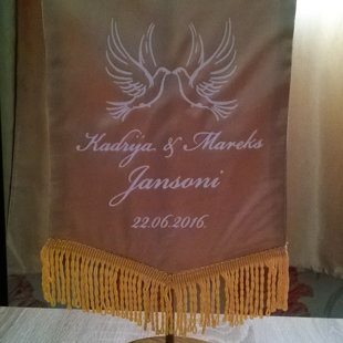 Galda vimpelis statīvā